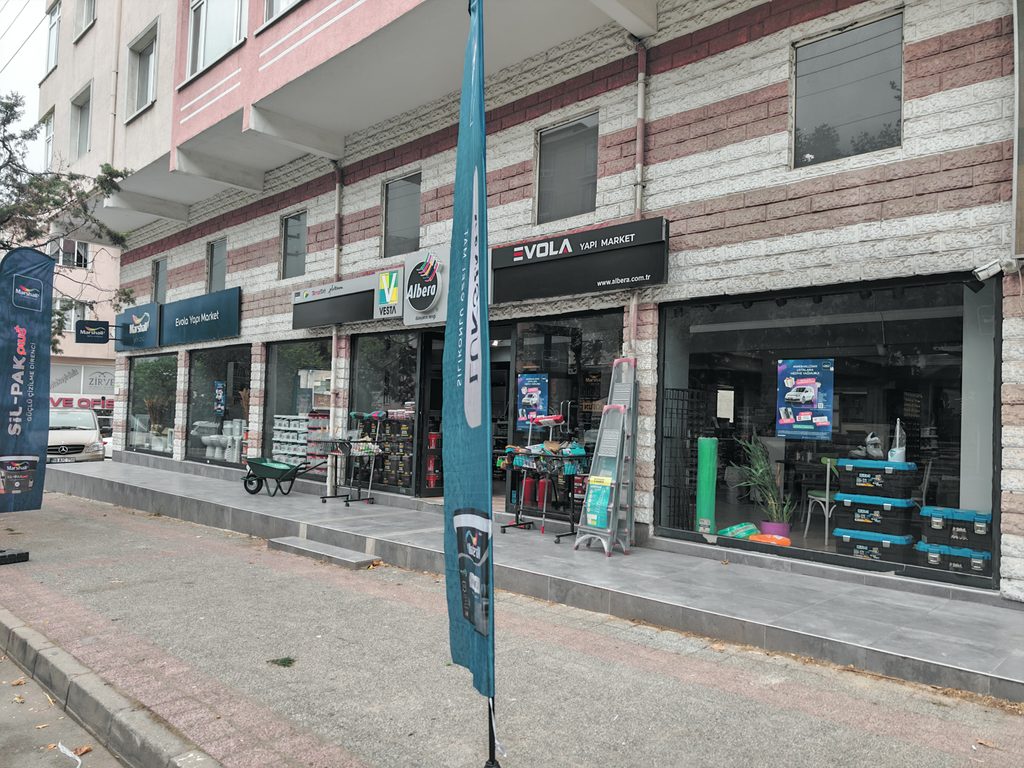 Evola Yapı Market Çorlu mağazasının dış cephesi ve ürün vitrini